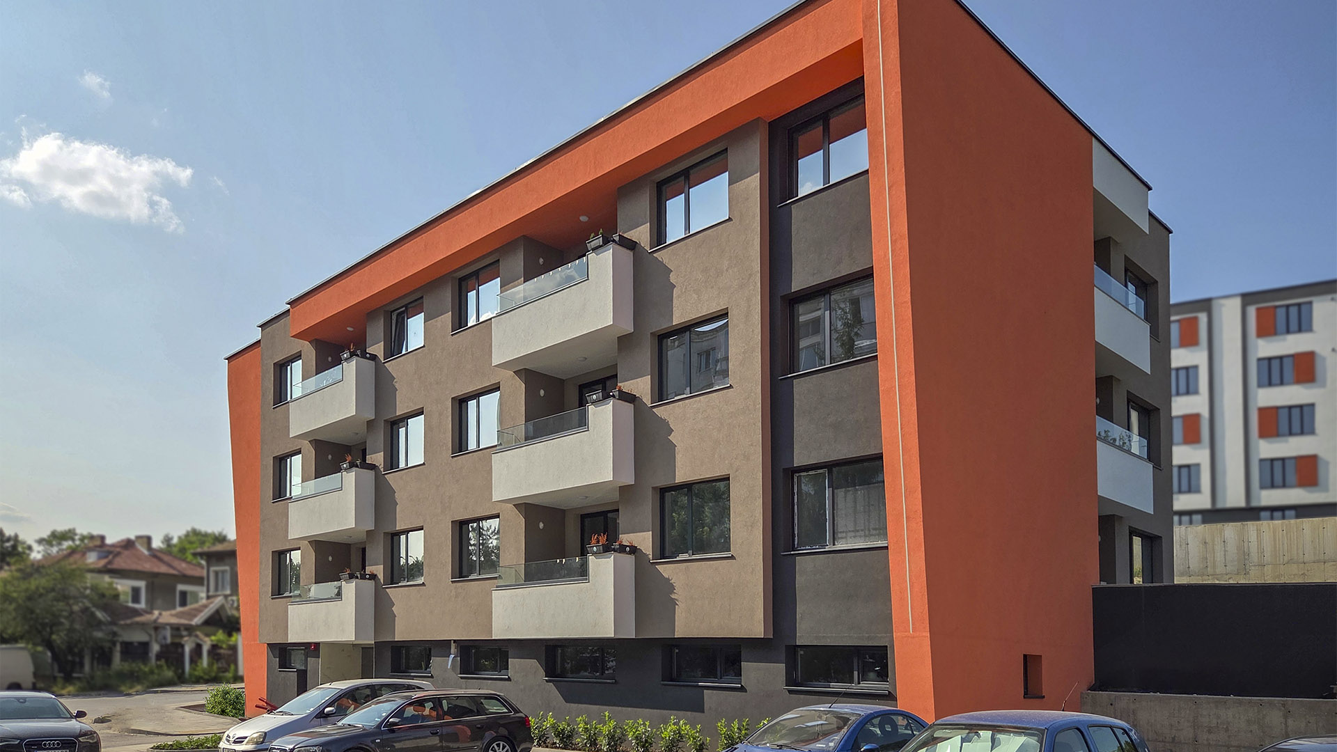 Изглед към многофункционална жилищна сграда District 17 и паркинг