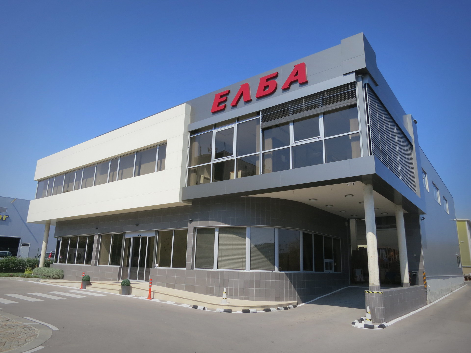 Офисната сграда е проектирана да съдържа офиси, мострена зала и зона за обслужване на клиенти